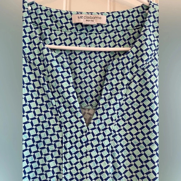 Liz Claiborne Women’s Petite Large Geometric Pattern Short Sleeve Blouse - Picture 4 of 9
